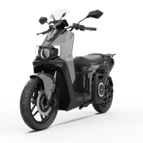 Este sistema elimina uno de los principales problemas de muchos scooters eléctricos: depender de un enchufe en el garaje.