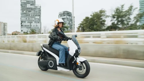 Este sistema elimina uno de los principales problemas de muchos scooters eléctricos: depender de un enchufe en el garaje.