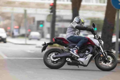 Guantes de moto nueva normativa 2026, homologación y qué debes saber