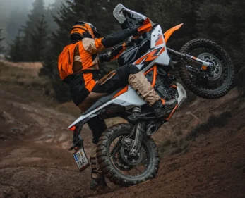 Comparativa KTM 390 Adventure R y Voge 300 Rally ¿cuál merece más la pena