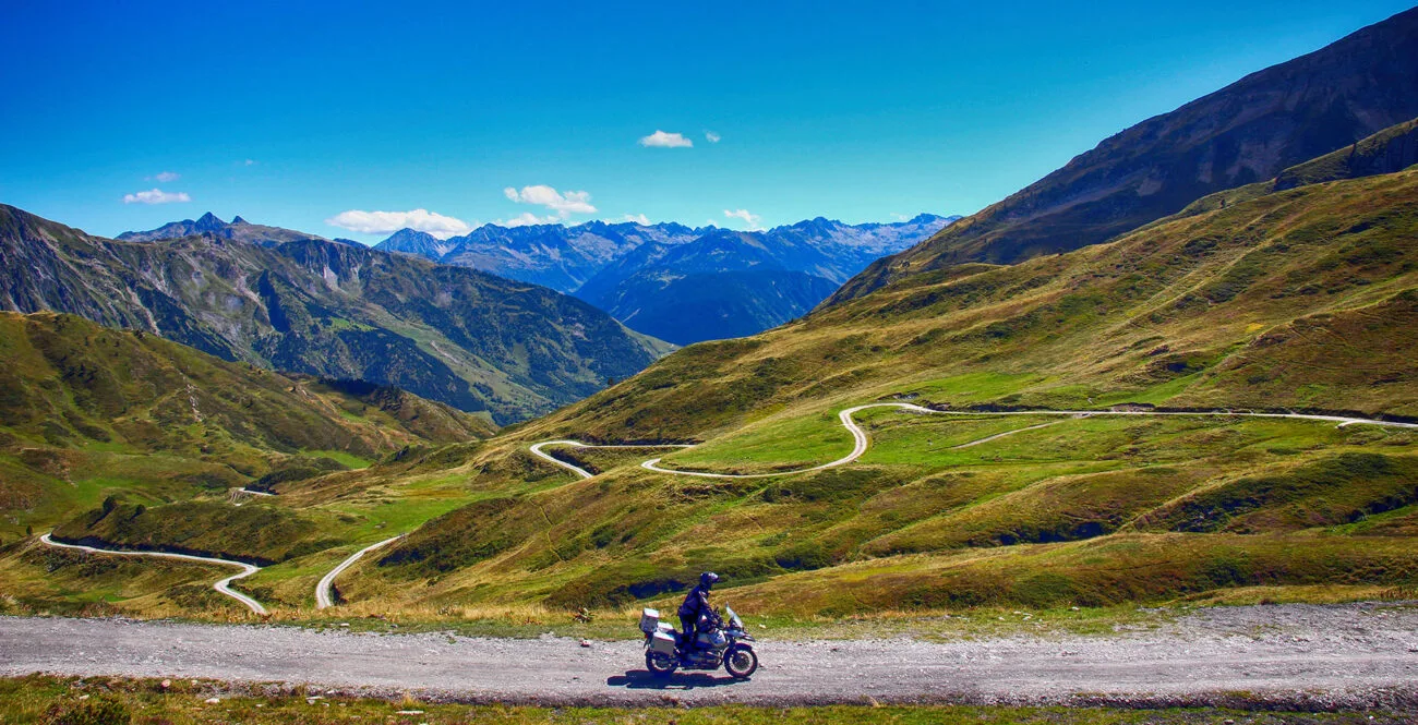 Las mejores rutas en moto por Navarra carreteras imprescindibles para disfrutar sobre dos ruedas