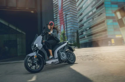 Este sistema elimina uno de los principales problemas de muchos scooters eléctricos: depender de un enchufe en el garaje.